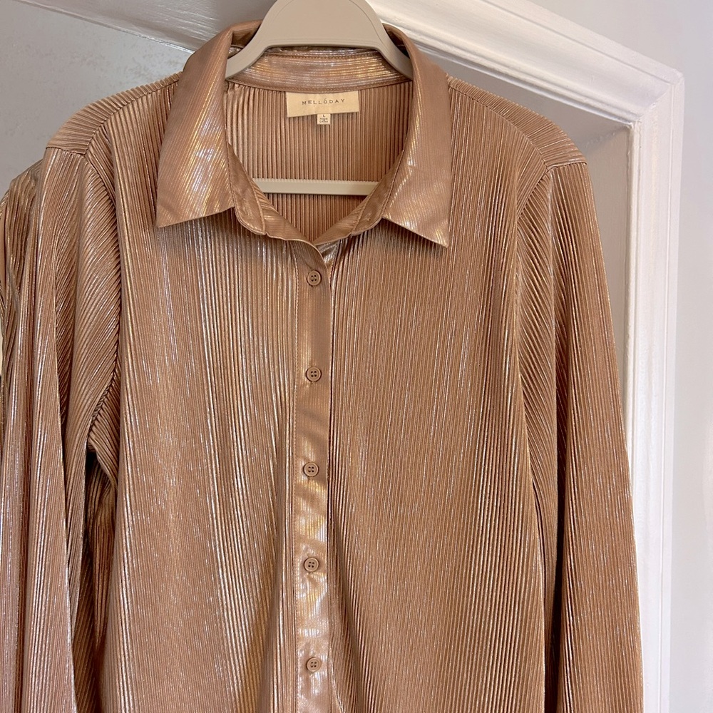 Melloday 2 piece outfit top is button down, pants are scalloped palazzo -shimmer